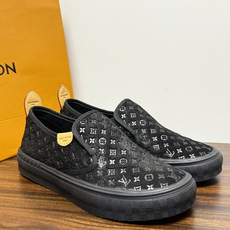 LV Trainer 系列,LV 最经典的套脚款,鞋面是 LV Monogram 老花 满版印花,侧面有手写体 LV Trainer 系列,LV 最经典的套脚款,鞋面是 LV Monogram 老花 满版印花,侧面有手写体