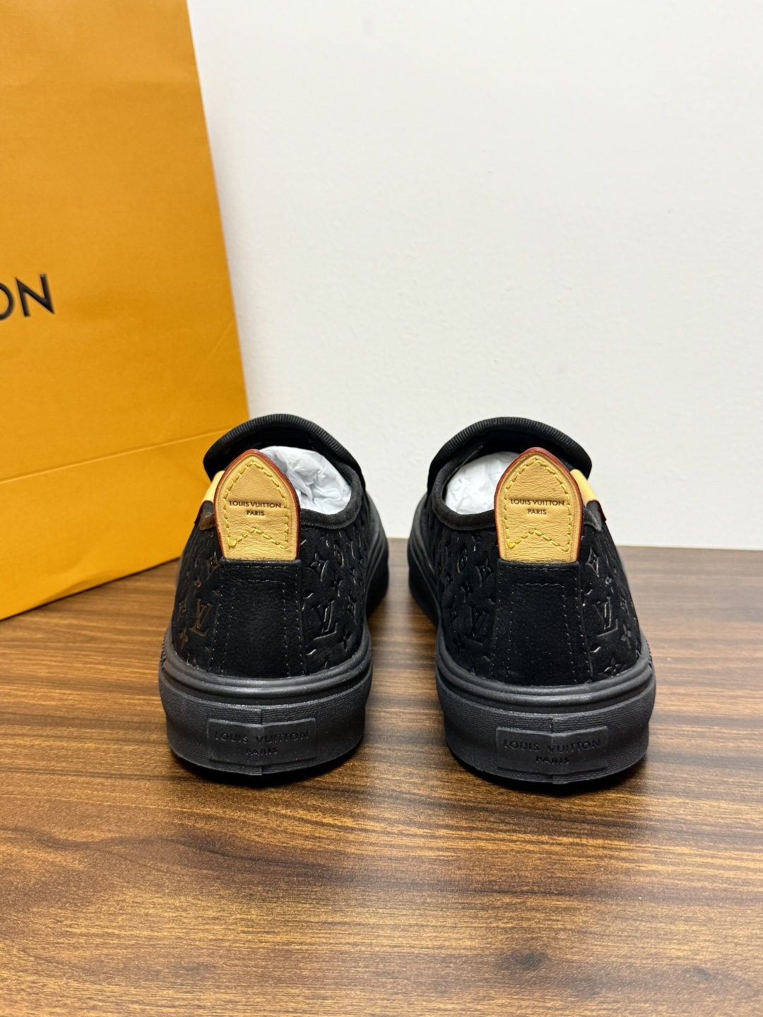 LV Trainer 系列,LV 最经典的套脚款,鞋面是 LV Monogram 老花 满版印花,侧面有手写体 LV Trainer 系列,LV 最经典的套脚款,鞋面是 LV Monogram 老花 满版印花,侧面有手写体