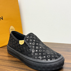 LV Trainer 系列,LV 最经典的套脚款,鞋面是 LV Monogram 老花 满版印花,侧面有手写体 LV Trainer 系列,LV 最经典的套脚款,鞋面是 LV Monogram 老花 满版印花,侧面有手写体