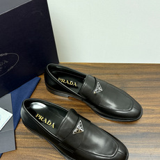 Prada/普拉达经典真皮大底正装休闲皮鞋,鞋面采用进口牛皮打造,皮质纹理细腻,色泽光亮饱满,精致缝线细节,品质尊贵,款 Prada/普拉达经典真皮大底正装休闲皮鞋,鞋面采用进口牛皮打造,皮质纹理细腻,色泽光亮饱满,精致缝线细节,品质尊贵,款