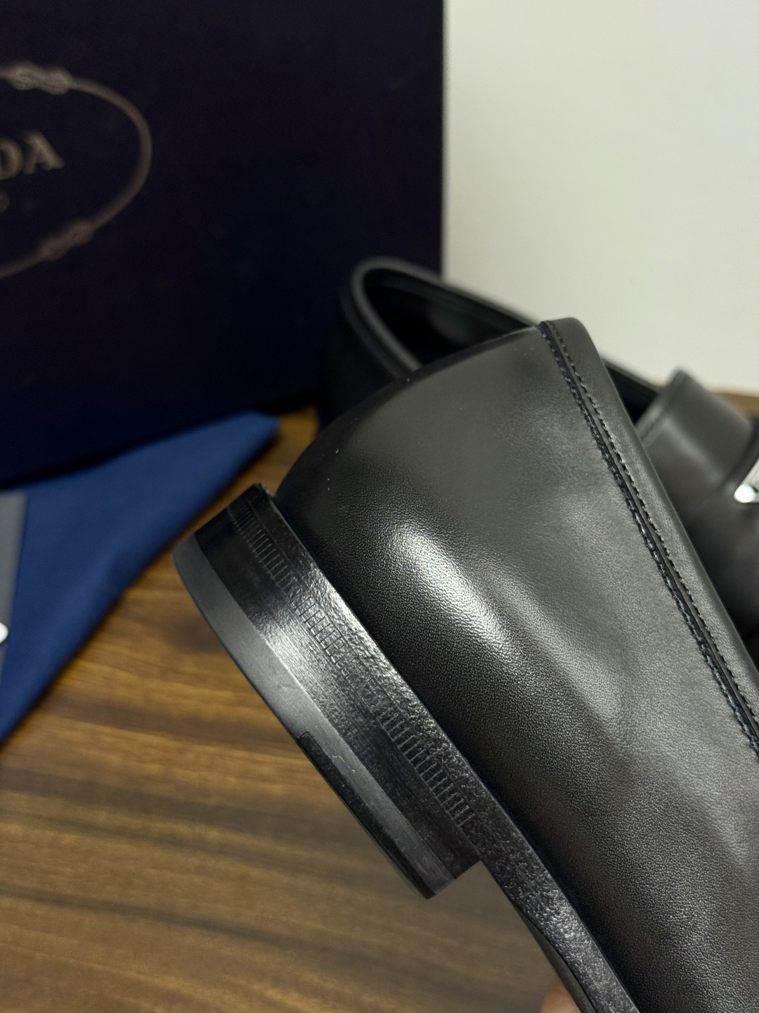 Prada/普拉达经典真皮大底正装休闲皮鞋,鞋面采用进口牛皮打造,皮质纹理细腻,色泽光亮饱满,精致缝线细节,品质尊贵,款 Prada/普拉达经典真皮大底正装休闲皮鞋,鞋面采用进口牛皮打造,皮质纹理细腻,色泽光亮饱满,精致缝线细节,品质尊贵,款