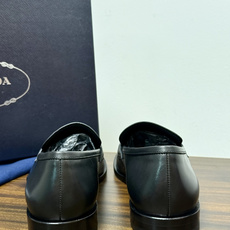 Prada/普拉达经典真皮大底正装休闲皮鞋,鞋面采用进口牛皮打造,皮质纹理细腻,色泽光亮饱满,精致缝线细节,品质尊贵,款 Prada/普拉达经典真皮大底正装休闲皮鞋,鞋面采用进口牛皮打造,皮质纹理细腻,色泽光亮饱满,精致缝线细节,品质尊贵,款