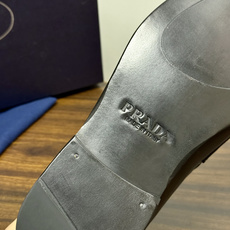 Prada/普拉达经典真皮大底正装休闲皮鞋,鞋面采用进口牛皮打造,皮质纹理细腻,色泽光亮饱满,精致缝线细节,品质尊贵,款 Prada/普拉达经典真皮大底正装休闲皮鞋,鞋面采用进口牛皮打造,皮质纹理细腻,色泽光亮饱满,精致缝线细节,品质尊贵,款