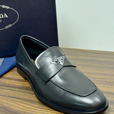 Prada/普拉达经典真皮大底正装休闲皮鞋,鞋面采用进口牛皮打造,皮质纹理细腻,色泽光亮饱满,精致缝线细节,品质尊贵,款 Prada/普拉达经典真皮大底正装休闲皮鞋,鞋面采用进口牛皮打造,皮质纹理细腻,色泽光亮饱满,精致缝线细节,品质尊贵,款