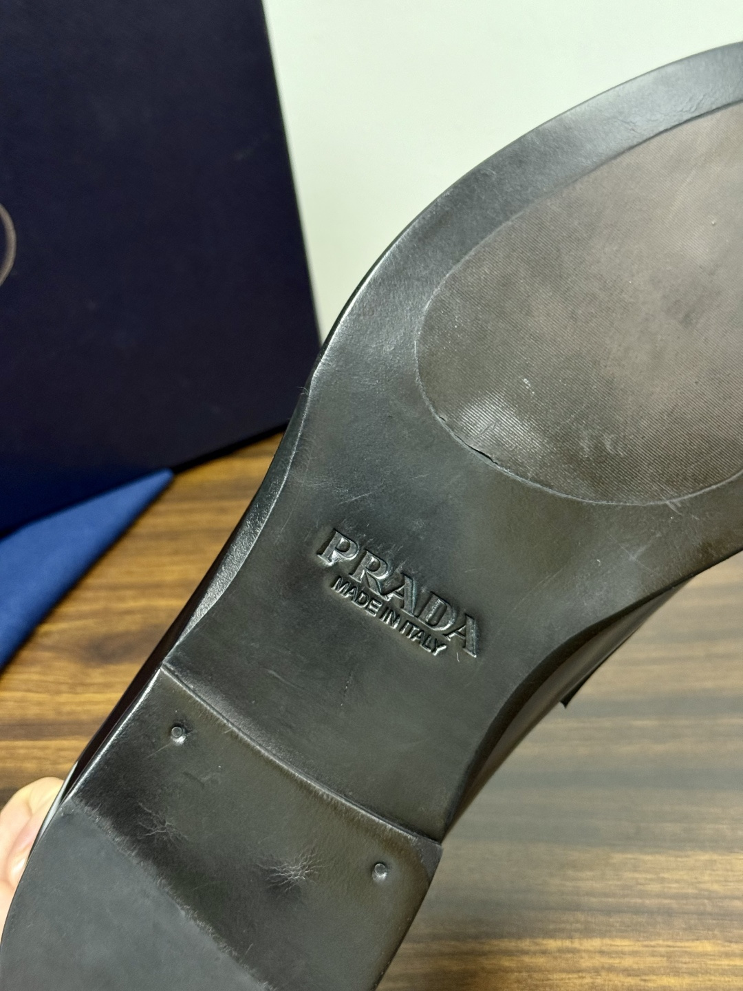 Prada/普拉达经典真皮大底正装休闲皮鞋,鞋面采用进口牛皮打造,皮质纹理细腻,色泽光亮饱满,精致缝线细节,品质尊贵,款 Prada/普拉达经典真皮大底正装休闲皮鞋,鞋面采用进口牛皮打造,皮质纹理细腻,色泽光亮饱满,精致缝线细节,品质尊贵,款