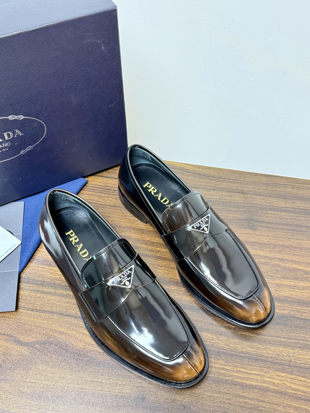 Prada/普拉达经典真皮大底正装休闲皮鞋,鞋面采用进口牛皮打造,皮质纹理细腻,色泽光亮饱满,精致缝线细节,品质尊贵,款 Prada/普拉达经典真皮大底正装休闲皮鞋,鞋面采用进口牛皮打造,皮质纹理细腻,色泽光亮饱满,精致缝线细节,品质尊贵,款