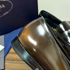 Prada/普拉达经典真皮大底正装休闲皮鞋,鞋面采用进口牛皮打造,皮质纹理细腻,色泽光亮饱满,精致缝线细节,品质尊贵,款 Prada/普拉达经典真皮大底正装休闲皮鞋,鞋面采用进口牛皮打造,皮质纹理细腻,色泽光亮饱满,精致缝线细节,品质尊贵,款