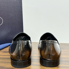 Prada/普拉达经典真皮大底正装休闲皮鞋,鞋面采用进口牛皮打造,皮质纹理细腻,色泽光亮饱满,精致缝线细节,品质尊贵,款 Prada/普拉达经典真皮大底正装休闲皮鞋,鞋面采用进口牛皮打造,皮质纹理细腻,色泽光亮饱满,精致缝线细节,品质尊贵,款