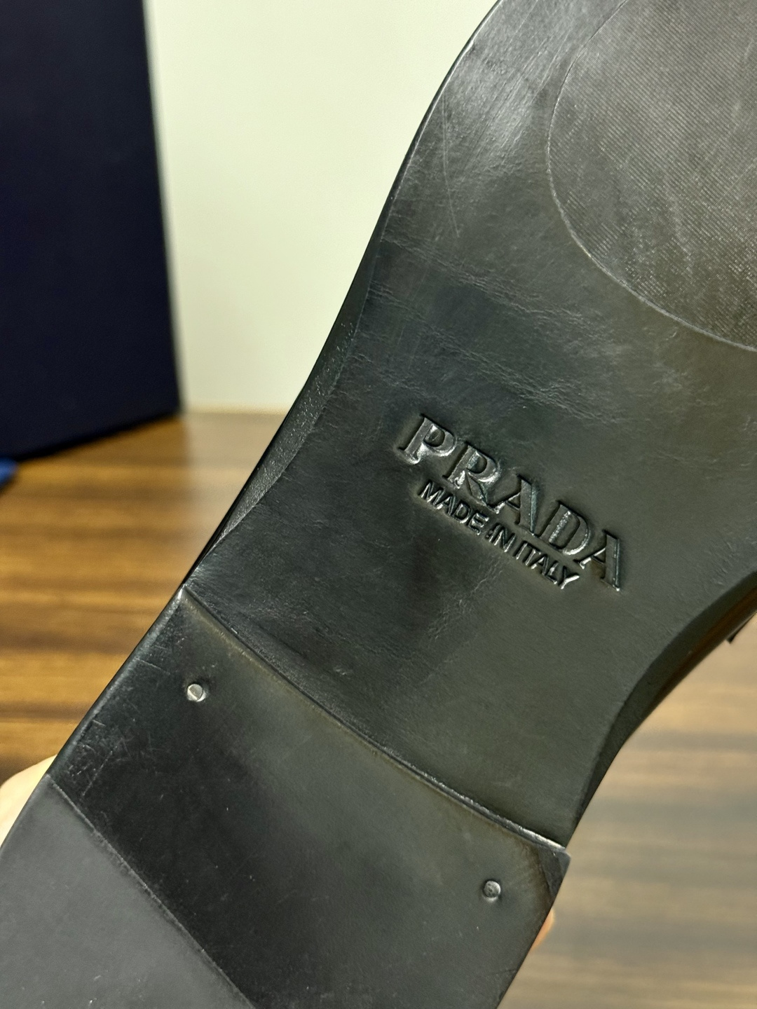 Prada/普拉达经典真皮大底正装休闲皮鞋,鞋面采用进口牛皮打造,皮质纹理细腻,色泽光亮饱满,精致缝线细节,品质尊贵,款 Prada/普拉达经典真皮大底正装休闲皮鞋,鞋面采用进口牛皮打造,皮质纹理细腻,色泽光亮饱满,精致缝线细节,品质尊贵,款