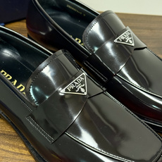 Prada/普拉达经典真皮大底正装休闲皮鞋,鞋面采用进口牛皮打造,皮质纹理细腻,色泽光亮饱满,精致缝线细节,品质尊贵,款 Prada/普拉达经典真皮大底正装休闲皮鞋,鞋面采用进口牛皮打造,皮质纹理细腻,色泽光亮饱满,精致缝线细节,品质尊贵,款