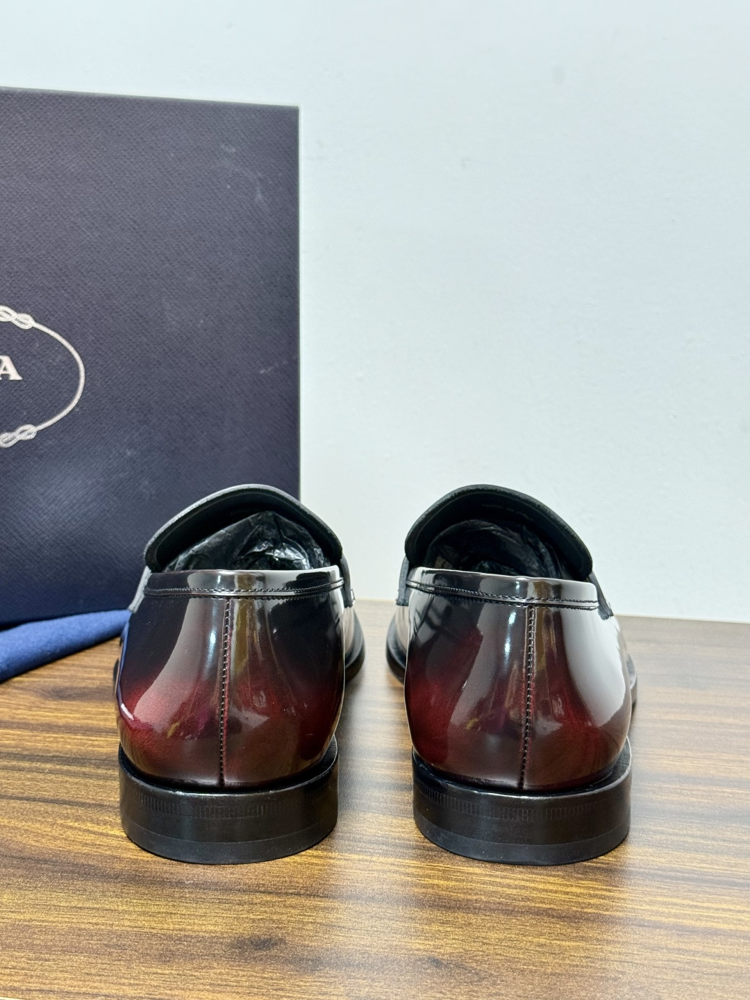 Prada/普拉达经典真皮大底正装休闲皮鞋,鞋面采用进口牛皮打造,皮质纹理细腻,色泽光亮饱满,精致缝线细节,品质尊贵,款 Prada/普拉达经典真皮大底正装休闲皮鞋,鞋面采用进口牛皮打造,皮质纹理细腻,色泽光亮饱满,精致缝线细节,品质尊贵,款