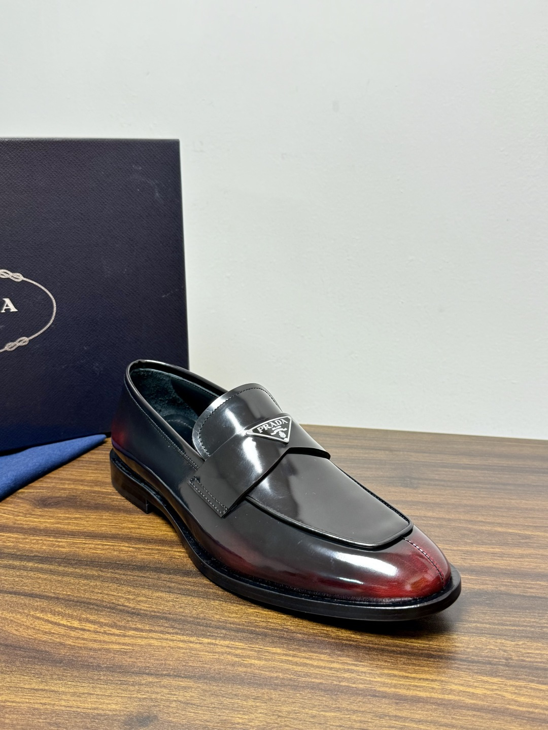 Prada/普拉达经典真皮大底正装休闲皮鞋,鞋面采用进口牛皮打造,皮质纹理细腻,色泽光亮饱满,精致缝线细节,品质尊贵,款 Prada/普拉达经典真皮大底正装休闲皮鞋,鞋面采用进口牛皮打造,皮质纹理细腻,色泽光亮饱满,精致缝线细节,品质尊贵,款