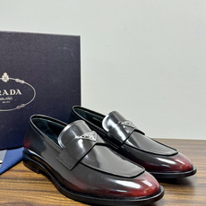 Prada/普拉达经典真皮大底正装休闲皮鞋,鞋面采用进口牛皮打造,皮质纹理细腻,色泽光亮饱满,精致缝线细节,品质尊贵,款 Prada/普拉达经典真皮大底正装休闲皮鞋,鞋面采用进口牛皮打造,皮质纹理细腻,色泽光亮饱满,精致缝线细节,品质尊贵,款