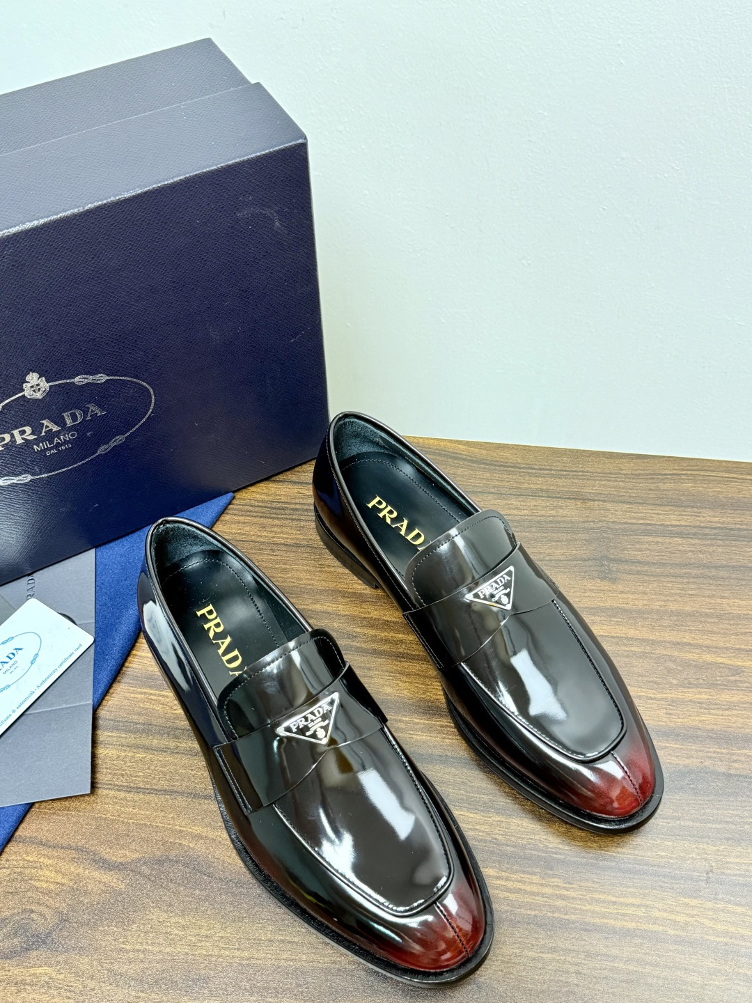 Prada/普拉达经典真皮大底正装休闲皮鞋,鞋面采用进口牛皮打造,皮质纹理细腻,色泽光亮饱满,精致缝线细节,品质尊贵,款 Prada/普拉达经典真皮大底正装休闲皮鞋,鞋面采用进口牛皮打造,皮质纹理细腻,色泽光亮饱满,精致缝线细节,品质尊贵,款