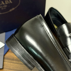Prada/普拉达经典真皮大底正装休闲皮鞋,鞋面采用进口牛皮打造,皮质纹理细腻,色泽光亮饱满,精致缝线细节,品质尊贵,款 Prada/普拉达经典真皮大底正装休闲皮鞋,鞋面采用进口牛皮打造,皮质纹理细腻,色泽光亮饱满,精致缝线细节,品质尊贵,款