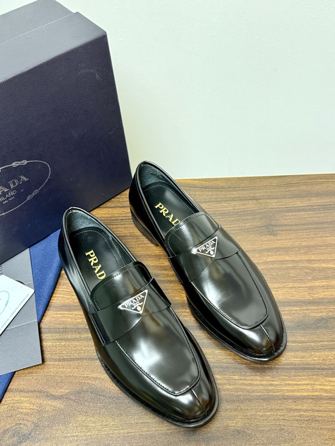 Prada/普拉达经典真皮大底正装休闲皮鞋,鞋面采用进口牛皮打造,皮质纹理细腻,色泽光亮饱满,精致缝线细节,品质尊贵,款 Prada/普拉达经典真皮大底正装休闲皮鞋,鞋面采用进口牛皮打造,皮质纹理细腻,色泽光亮饱满,精致缝线细节,品质尊贵,款