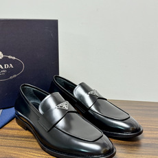 Prada/普拉达经典真皮大底正装休闲皮鞋,鞋面采用进口牛皮打造,皮质纹理细腻,色泽光亮饱满,精致缝线细节,品质尊贵,款 Prada/普拉达经典真皮大底正装休闲皮鞋,鞋面采用进口牛皮打造,皮质纹理细腻,色泽光亮饱满,精致缝线细节,品质尊贵,款