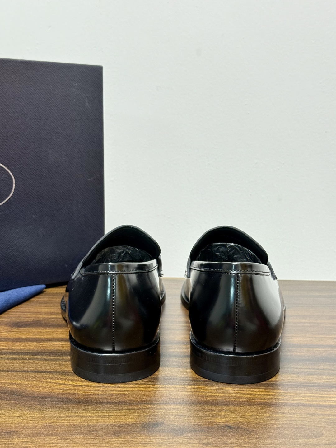 Prada/普拉达经典真皮大底正装休闲皮鞋,鞋面采用进口牛皮打造,皮质纹理细腻,色泽光亮饱满,精致缝线细节,品质尊贵,款 Prada/普拉达经典真皮大底正装休闲皮鞋,鞋面采用进口牛皮打造,皮质纹理细腻,色泽光亮饱满,精致缝线细节,品质尊贵,款