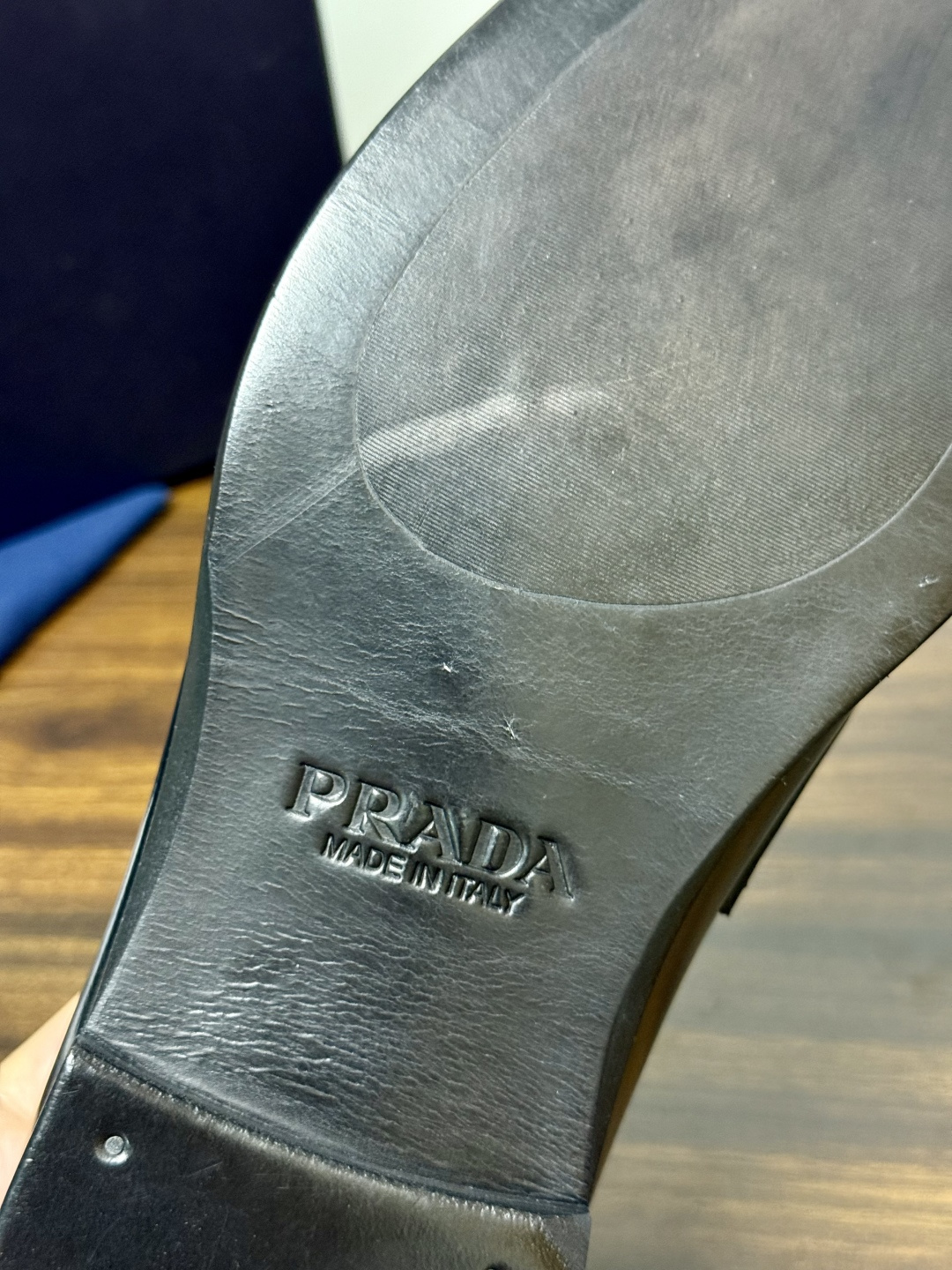 Prada/普拉达经典真皮大底正装休闲皮鞋,鞋面采用进口牛皮打造,皮质纹理细腻,色泽光亮饱满,精致缝线细节,品质尊贵,款 Prada/普拉达经典真皮大底正装休闲皮鞋,鞋面采用进口牛皮打造,皮质纹理细腻,色泽光亮饱满,精致缝线细节,品质尊贵,款