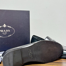 Prada/普拉达经典真皮大底正装休闲皮鞋,鞋面采用进口牛皮打造,皮质纹理细腻,色泽光亮饱满,精致缝线细节,品质尊贵,款 Prada/普拉达经典真皮大底正装休闲皮鞋,鞋面采用进口牛皮打造,皮质纹理细腻,色泽光亮饱满,精致缝线细节,品质尊贵,款