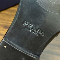 Prada/普拉达经典真皮大底正装休闲皮鞋,鞋面采用进口牛皮打造,皮质纹理细腻,色泽光亮饱满,精致缝线细节,品质尊贵,款 Prada/普拉达经典真皮大底正装休闲皮鞋,鞋面采用进口牛皮打造,皮质纹理细腻,色泽光亮饱满,精致缝线细节,品质尊贵,款