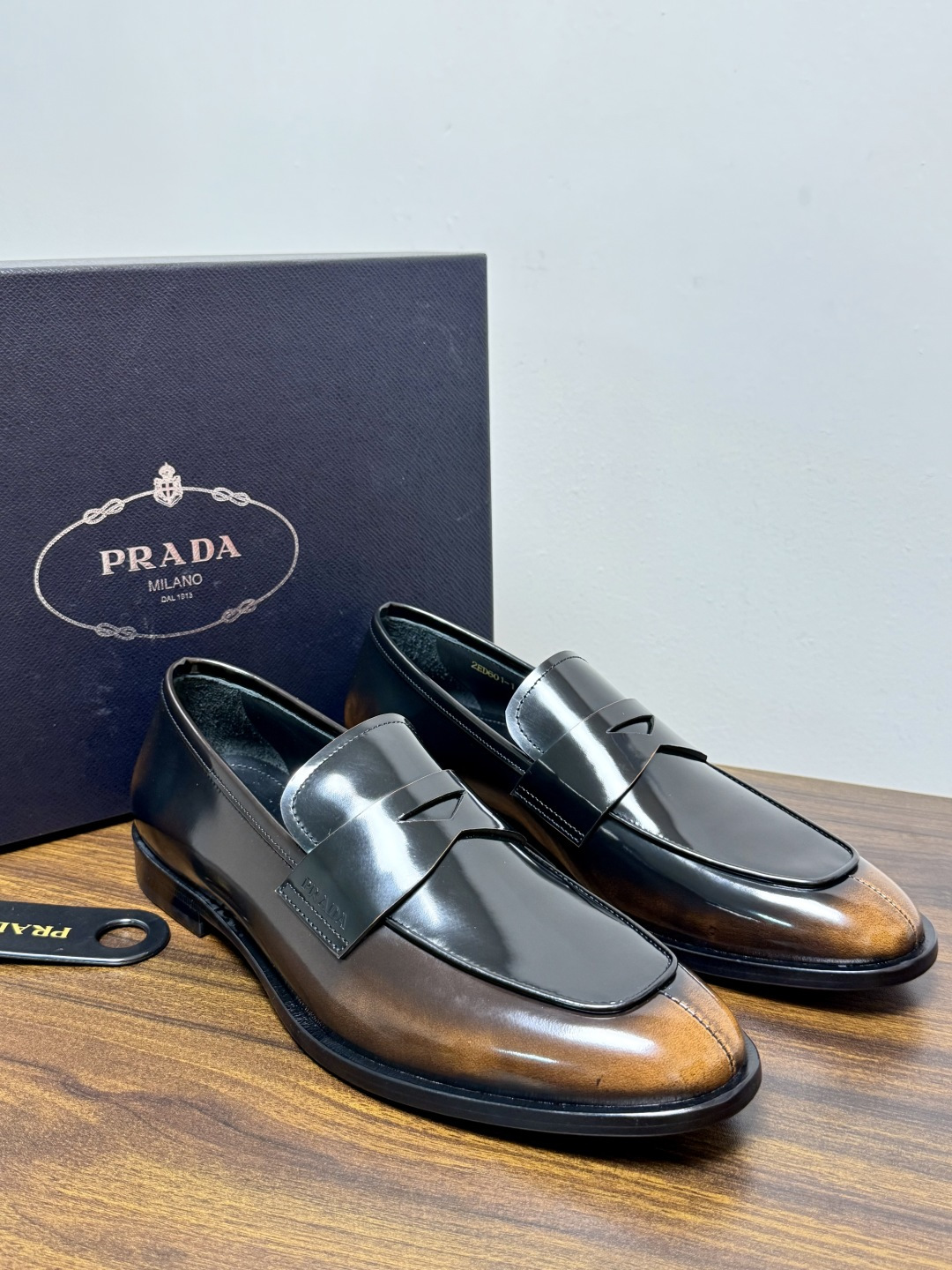 Prada/普拉达经典真皮大底正装休闲皮鞋,鞋面采用进口牛皮打造,皮质纹理细腻,色泽光亮饱满,精致缝线细节,品质尊贵,款 Prada/普拉达经典真皮大底正装休闲皮鞋,鞋面采用进口牛皮打造,皮质纹理细腻,色泽光亮饱满,精致缝线细节,品质尊贵,款