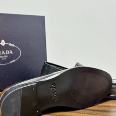 Prada/普拉达经典真皮大底正装休闲皮鞋,鞋面采用进口牛皮打造,皮质纹理细腻,色泽光亮饱满,精致缝线细节,品质尊贵,款 Prada/普拉达经典真皮大底正装休闲皮鞋,鞋面采用进口牛皮打造,皮质纹理细腻,色泽光亮饱满,精致缝线细节,品质尊贵,款