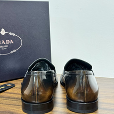 Prada/普拉达经典真皮大底正装休闲皮鞋,鞋面采用进口牛皮打造,皮质纹理细腻,色泽光亮饱满,精致缝线细节,品质尊贵,款 Prada/普拉达经典真皮大底正装休闲皮鞋,鞋面采用进口牛皮打造,皮质纹理细腻,色泽光亮饱满,精致缝线细节,品质尊贵,款