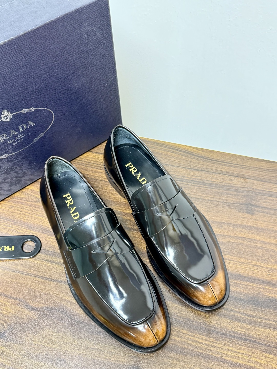 Prada/普拉达经典真皮大底正装休闲皮鞋,鞋面采用进口牛皮打造,皮质纹理细腻,色泽光亮饱满,精致缝线细节,品质尊贵,款 Prada/普拉达经典真皮大底正装休闲皮鞋,鞋面采用进口牛皮打造,皮质纹理细腻,色泽光亮饱满,精致缝线细节,品质尊贵,款