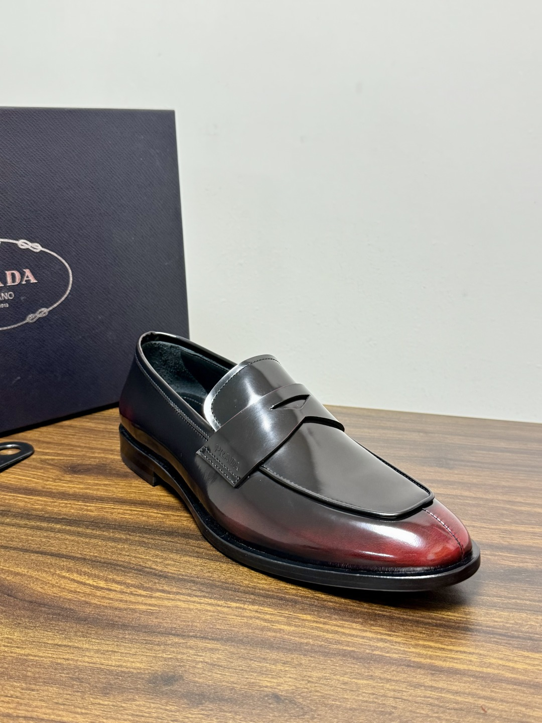 Prada/普拉达经典真皮大底正装休闲皮鞋,鞋面采用进口牛皮打造,皮质纹理细腻,色泽光亮饱满,精致缝线细节,品质尊贵,款 Prada/普拉达经典真皮大底正装休闲皮鞋,鞋面采用进口牛皮打造,皮质纹理细腻,色泽光亮饱满,精致缝线细节,品质尊贵,款