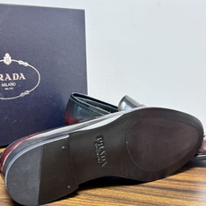 Prada/普拉达经典真皮大底正装休闲皮鞋,鞋面采用进口牛皮打造,皮质纹理细腻,色泽光亮饱满,精致缝线细节,品质尊贵,款 Prada/普拉达经典真皮大底正装休闲皮鞋,鞋面采用进口牛皮打造,皮质纹理细腻,色泽光亮饱满,精致缝线细节,品质尊贵,款