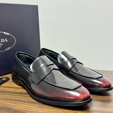 Prada/普拉达经典真皮大底正装休闲皮鞋,鞋面采用进口牛皮打造,皮质纹理细腻,色泽光亮饱满,精致缝线细节,品质尊贵,款 Prada/普拉达经典真皮大底正装休闲皮鞋,鞋面采用进口牛皮打造,皮质纹理细腻,色泽光亮饱满,精致缝线细节,品质尊贵,款