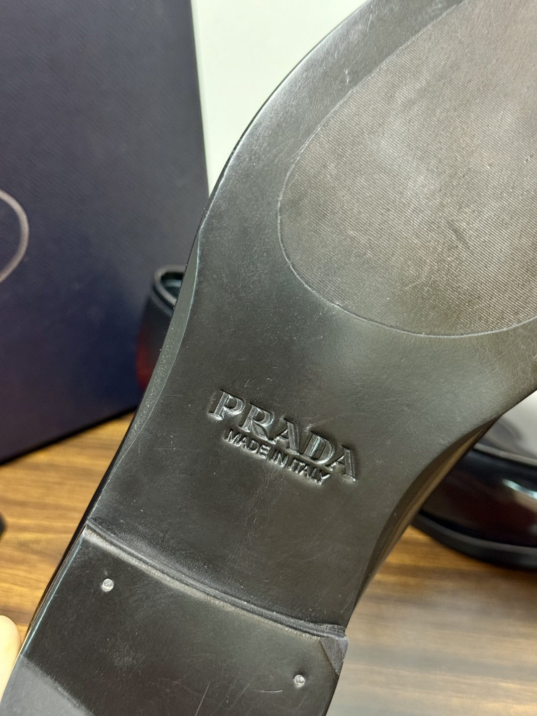 Prada/普拉达经典真皮大底正装休闲皮鞋,鞋面采用进口牛皮打造,皮质纹理细腻,色泽光亮饱满,精致缝线细节,品质尊贵,款 Prada/普拉达经典真皮大底正装休闲皮鞋,鞋面采用进口牛皮打造,皮质纹理细腻,色泽光亮饱满,精致缝线细节,品质尊贵,款
