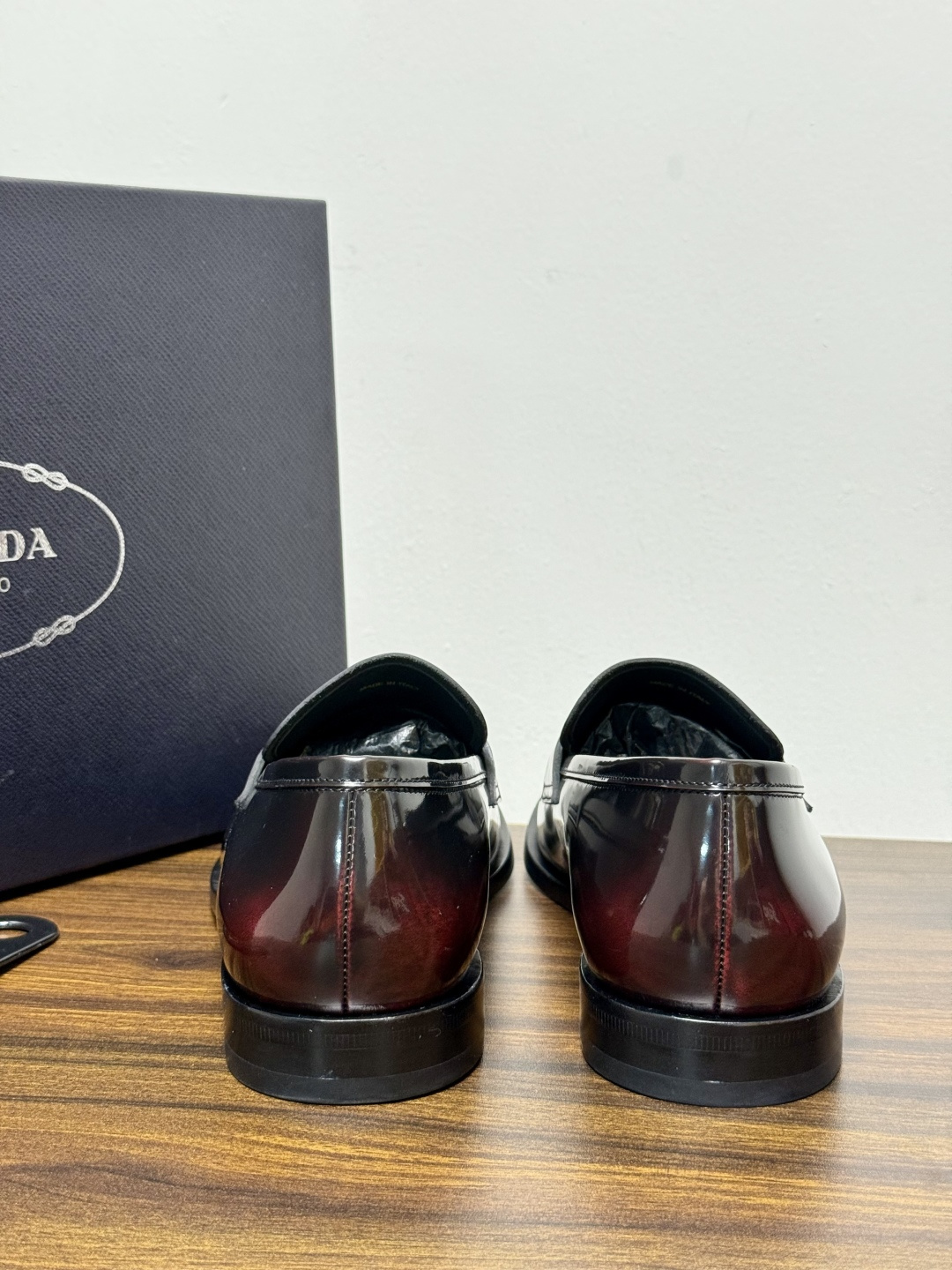 Prada/普拉达经典真皮大底正装休闲皮鞋,鞋面采用进口牛皮打造,皮质纹理细腻,色泽光亮饱满,精致缝线细节,品质尊贵,款 Prada/普拉达经典真皮大底正装休闲皮鞋,鞋面采用进口牛皮打造,皮质纹理细腻,色泽光亮饱满,精致缝线细节,品质尊贵,款