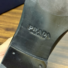 Prada/普拉达经典真皮大底正装休闲皮鞋,鞋面采用进口牛皮打造,皮质纹理细腻,色泽光亮饱满,精致缝线细节,品质尊贵,款 Prada/普拉达经典真皮大底正装休闲皮鞋,鞋面采用进口牛皮打造,皮质纹理细腻,色泽光亮饱满,精致缝线细节,品质尊贵,款
