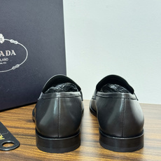Prada/普拉达经典真皮大底正装休闲皮鞋,鞋面采用进口牛皮打造,皮质纹理细腻,色泽光亮饱满,精致缝线细节,品质尊贵,款 Prada/普拉达经典真皮大底正装休闲皮鞋,鞋面采用进口牛皮打造,皮质纹理细腻,色泽光亮饱满,精致缝线细节,品质尊贵,款
