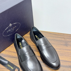 Prada/普拉达经典真皮大底正装休闲皮鞋,鞋面采用进口牛皮打造,皮质纹理细腻,色泽光亮饱满,精致缝线细节,品质尊贵,款 Prada/普拉达经典真皮大底正装休闲皮鞋,鞋面采用进口牛皮打造,皮质纹理细腻,色泽光亮饱满,精致缝线细节,品质尊贵,款