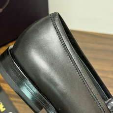Prada/普拉达经典真皮大底正装休闲皮鞋,鞋面采用进口牛皮打造,皮质纹理细腻,色泽光亮饱满,精致缝线细节,品质尊贵,款 Prada/普拉达经典真皮大底正装休闲皮鞋,鞋面采用进口牛皮打造,皮质纹理细腻,色泽光亮饱满,精致缝线细节,品质尊贵,款