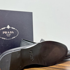 Prada/普拉达经典真皮大底正装休闲皮鞋,鞋面采用进口牛皮打造,皮质纹理细腻,色泽光亮饱满,精致缝线细节,品质尊贵,款 Prada/普拉达经典真皮大底正装休闲皮鞋,鞋面采用进口牛皮打造,皮质纹理细腻,色泽光亮饱满,精致缝线细节,品质尊贵,款