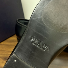 Prada/普拉达经典真皮大底正装休闲皮鞋,鞋面采用进口牛皮打造,皮质纹理细腻,色泽光亮饱满,精致缝线细节,品质尊贵,款 Prada/普拉达经典真皮大底正装休闲皮鞋,鞋面采用进口牛皮打造,皮质纹理细腻,色泽光亮饱满,精致缝线细节,品质尊贵,款