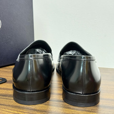 Prada/普拉达经典真皮大底正装休闲皮鞋,鞋面采用进口牛皮打造,皮质纹理细腻,色泽光亮饱满,精致缝线细节,品质尊贵,款 Prada/普拉达经典真皮大底正装休闲皮鞋,鞋面采用进口牛皮打造,皮质纹理细腻,色泽光亮饱满,精致缝线细节,品质尊贵,款