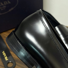 Prada/普拉达经典真皮大底正装休闲皮鞋,鞋面采用进口牛皮打造,皮质纹理细腻,色泽光亮饱满,精致缝线细节,品质尊贵,款 Prada/普拉达经典真皮大底正装休闲皮鞋,鞋面采用进口牛皮打造,皮质纹理细腻,色泽光亮饱满,精致缝线细节,品质尊贵,款