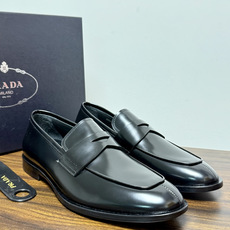 Prada/普拉达经典真皮大底正装休闲皮鞋,鞋面采用进口牛皮打造,皮质纹理细腻,色泽光亮饱满,精致缝线细节,品质尊贵,款 Prada/普拉达经典真皮大底正装休闲皮鞋,鞋面采用进口牛皮打造,皮质纹理细腻,色泽光亮饱满,精致缝线细节,品质尊贵,款