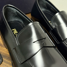 Prada/普拉达经典真皮大底正装休闲皮鞋,鞋面采用进口牛皮打造,皮质纹理细腻,色泽光亮饱满,精致缝线细节,品质尊贵,款 Prada/普拉达经典真皮大底正装休闲皮鞋,鞋面采用进口牛皮打造,皮质纹理细腻,色泽光亮饱满,精致缝线细节,品质尊贵,款