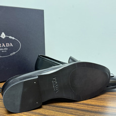 Prada/普拉达经典真皮大底正装休闲皮鞋,鞋面采用进口牛皮打造,皮质纹理细腻,色泽光亮饱满,精致缝线细节,品质尊贵,款 Prada/普拉达经典真皮大底正装休闲皮鞋,鞋面采用进口牛皮打造,皮质纹理细腻,色泽光亮饱满,精致缝线细节,品质尊贵,款