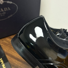 Prada/普拉达经典真皮大底正装休闲皮鞋,鞋面采用进口牛皮打造,皮质纹理细腻,色泽光亮饱满,精致缝线细节,品质尊贵,款 Prada/普拉达经典真皮大底正装休闲皮鞋,鞋面采用进口牛皮打造,皮质纹理细腻,色泽光亮饱满,精致缝线细节,品质尊贵,款