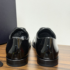 Prada/普拉达经典真皮大底正装休闲皮鞋,鞋面采用进口牛皮打造,皮质纹理细腻,色泽光亮饱满,精致缝线细节,品质尊贵,款 Prada/普拉达经典真皮大底正装休闲皮鞋,鞋面采用进口牛皮打造,皮质纹理细腻,色泽光亮饱满,精致缝线细节,品质尊贵,款
