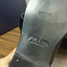 Prada/普拉达经典真皮大底正装休闲皮鞋,鞋面采用进口牛皮打造,皮质纹理细腻,色泽光亮饱满,精致缝线细节,品质尊贵,款 Prada/普拉达经典真皮大底正装休闲皮鞋,鞋面采用进口牛皮打造,皮质纹理细腻,色泽光亮饱满,精致缝线细节,品质尊贵,款