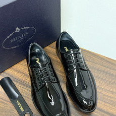 Prada/普拉达经典真皮大底正装休闲皮鞋,鞋面采用进口牛皮打造,皮质纹理细腻,色泽光亮饱满,精致缝线细节,品质尊贵,款 Prada/普拉达经典真皮大底正装休闲皮鞋,鞋面采用进口牛皮打造,皮质纹理细腻,色泽光亮饱满,精致缝线细节,品质尊贵,款