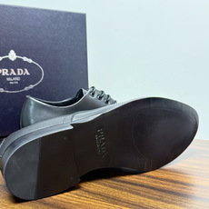 Prada/普拉达经典真皮大底正装休闲皮鞋,鞋面采用进口牛皮打造,皮质纹理细腻,色泽光亮饱满,精致缝线细节,品质尊贵,款 Prada/普拉达经典真皮大底正装休闲皮鞋,鞋面采用进口牛皮打造,皮质纹理细腻,色泽光亮饱满,精致缝线细节,品质尊贵,款